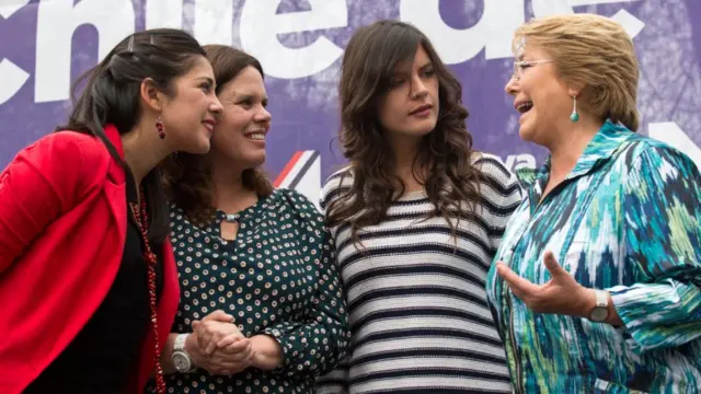 Camila Vallejo, Carol Cariola y Michelle Bachelet. 