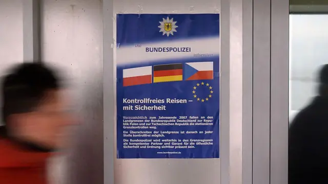 Un cartel informa sobre la apertura de las fronteras entre Alemania, Polonia y la República Checa.