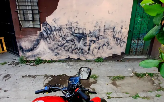 Un grafiti mal borrado alusivo a los Teclas Locos en la colonia San José del Pino de Santa Tecla, El Salvador.