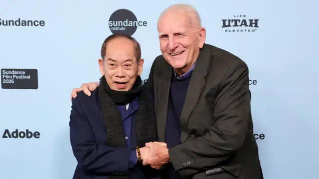 Nguyen Thanh Nghe y Carl Robinson en el estreno del documental