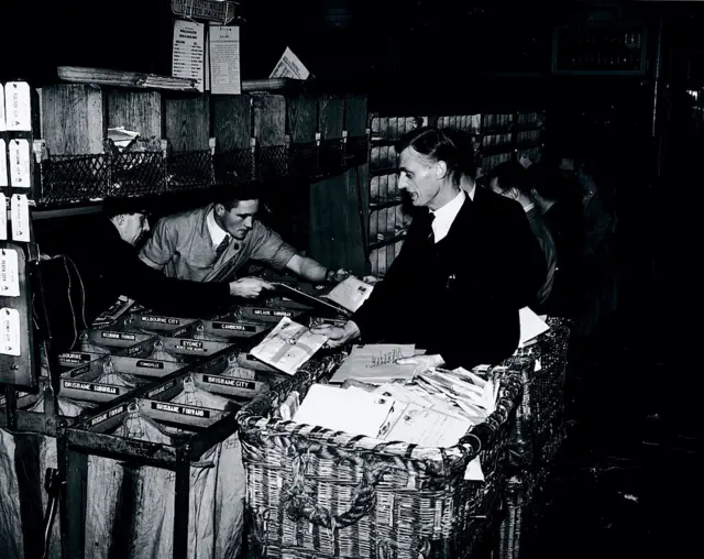 Unos trabajadores de los correos de Reino Unido en la Navidad de 1938.