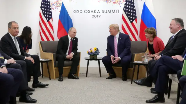 Putin y Trump con las delegaciones de Rusia y EE.UU. en una cumbre del G20 en Osaka, Japón