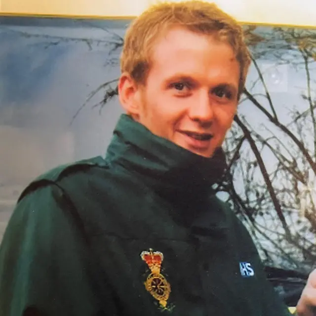 Una foto de James Hodgkinson vestido con uniforme de paramédico.