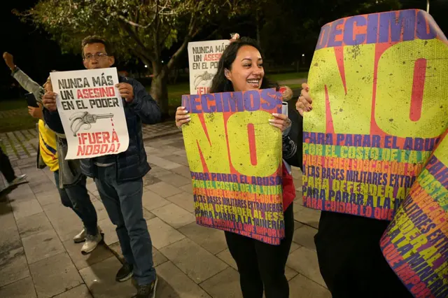 Gente manifestándose con carteles que dicen 