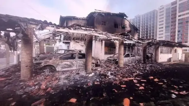 Coches calcinados y destrozados en lo que parece haber sido un aparcamiento.