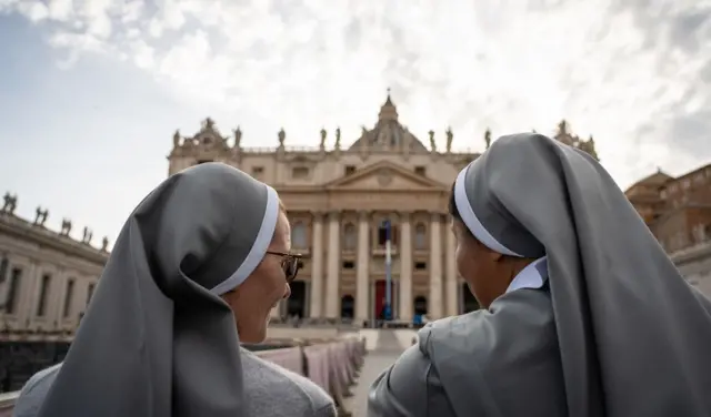 Dos monjas en el Vaticano.
