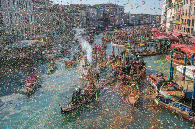 La regata del Carnaval de Venecia llega cerca del Puente de Rialto y desde el vientre de la 'Pantegana' (rata grande) se dispara confeti al aire el 16 de febrero de 2025 en Venecia, Italia.