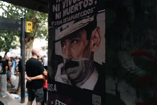 Un cartel con el rostro de un dictador argentino con la leyenda: 