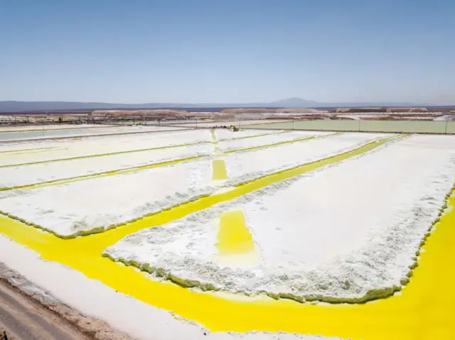 Piscinas de salmuera en una mina de litio de  la empresa SQM en el Salar de Atacama, Chile.