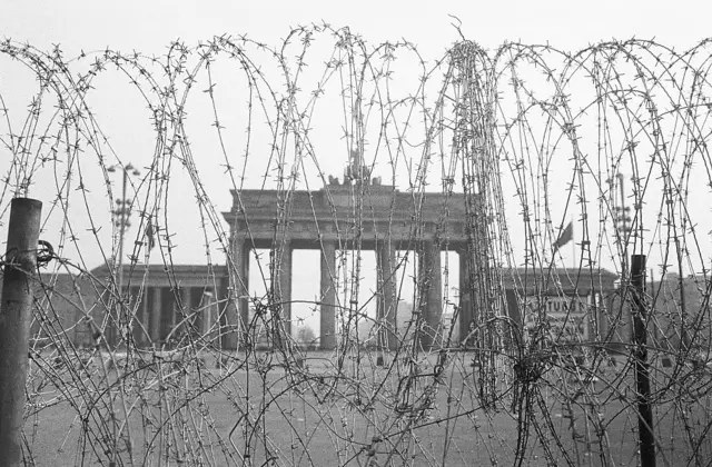 Alambres de púas frente a la Puerta de Brandemburgo en Berlín en 1961, durante la construcción del Muro de Berlín.