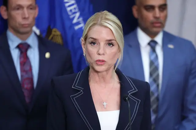 La fiscal general Pam Bondi en conferencia de prensa