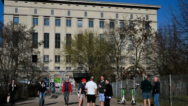 Vista general de personas cerca de la discoteca Berghain en el distrito de Friedrichshain de Berlín, el 22 de marzo de 2025. 