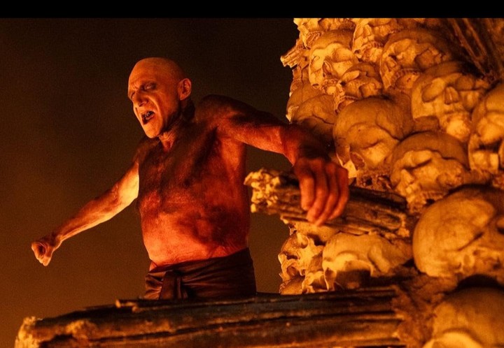 Ralph Fiennes, bañado en yodo rojo. Foto UIP