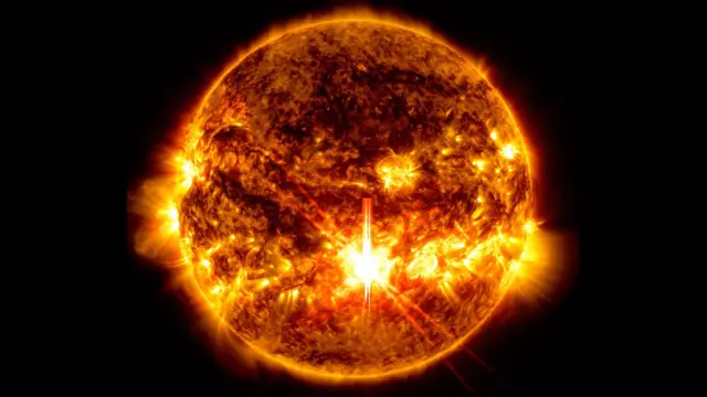 El Sol se ve como una bola brillante con remolinos brillantes y oscuros; un gran destello en la superficie frontal representa una poderosa llamarada solar.