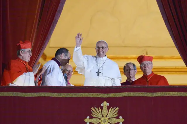 El papa Francisco saluda desde el Vaticano tras ser nombrado Papa en 2013.