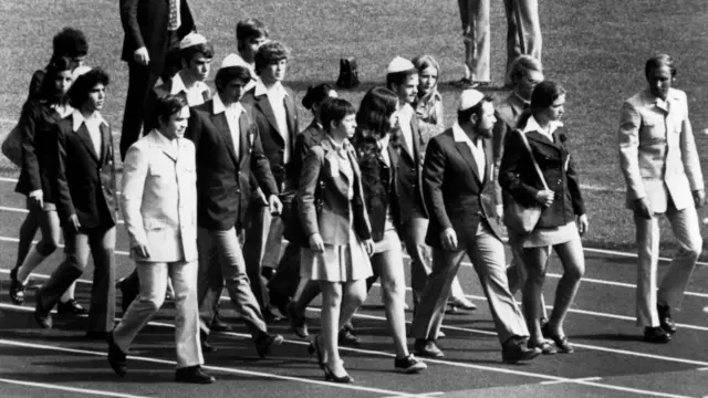 Miembros del equipo israelí marchan por el campo del Estadio Olímpico de Múnich el 6 de septiembre de 1972 para asistir a la ceremonia conmemorativa en homenaje a sus compatriotas asesinados por militantes palestinos.