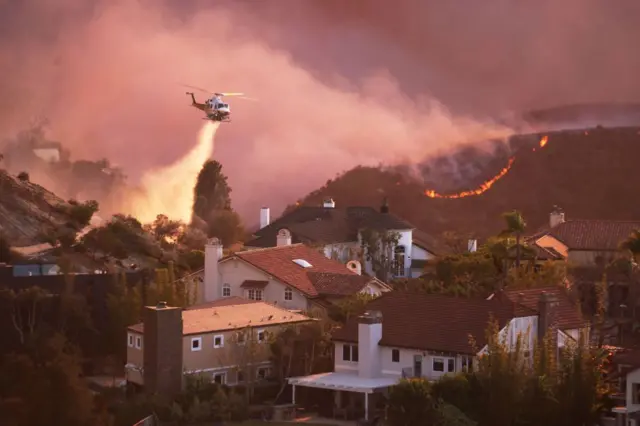 Un helicóptero de los bomberos trata de sofocar el fuego en Pacific Palisades, Los Ángeles, California, el 8 de enero de 2025.