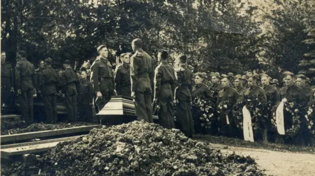 Fotografía del entierro del soldado Donnie MacRae