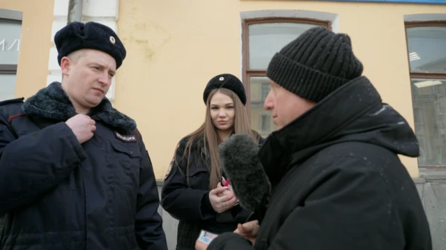 La policía rusa interrogando a la BBC sobre su reportaje en Tver.