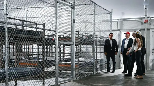 El presidente Donald Trump, el gobernador de Florida, Ron DeSantis, y la secretaria del Departamento de Seguridad Nacional, Kristi Noem.
