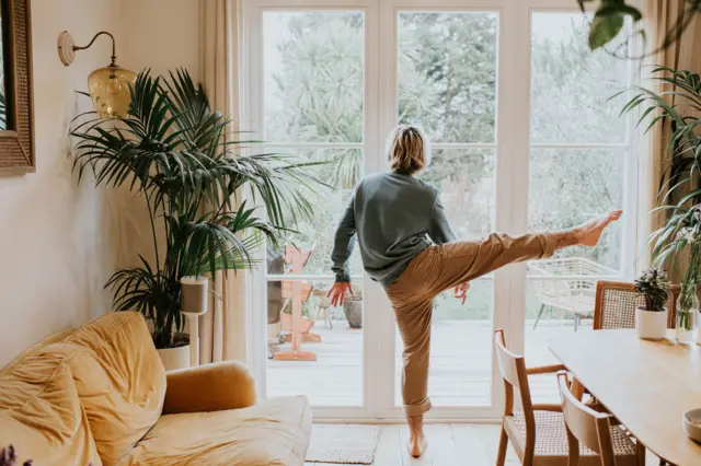 Una persona hace equilibrio sosteniéndose con una sola pierna. 