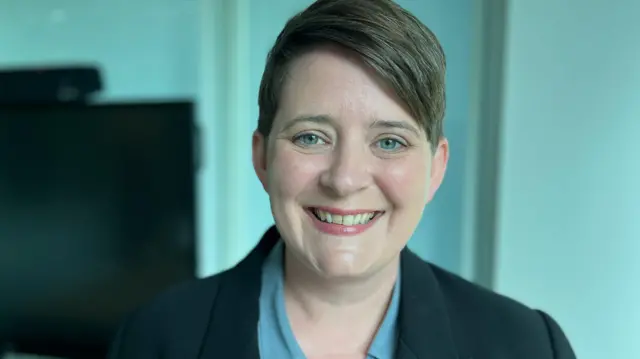 La ministra de Igualdad, Olivia Bailey, sonríe a cámara