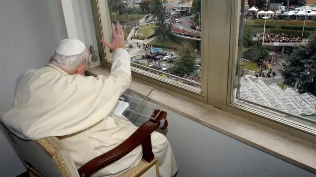 El difunto papa Juan Pablo II imparte su bendición desde la ventana del hospital Gemelli de Roma