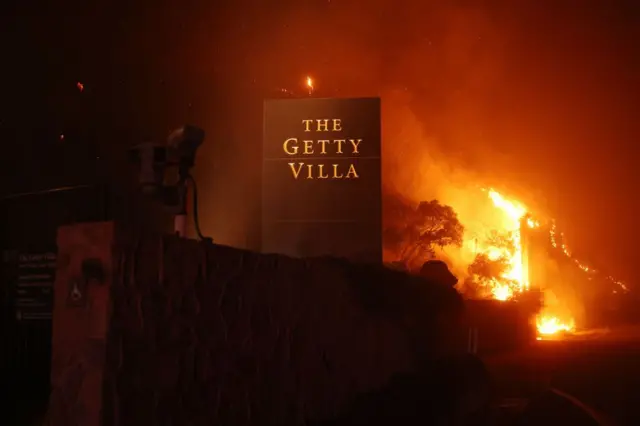 Un incendio alrededor de The Getty Villa