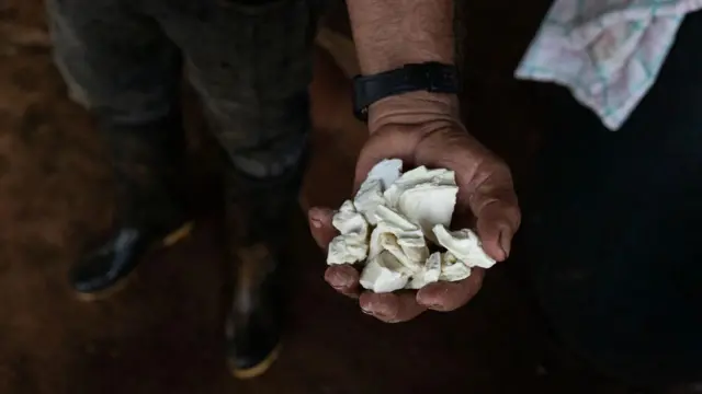 Un hombre sostiene pasta de coca en su mano en el Guaviare. 