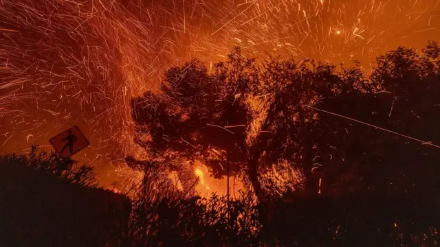 El viento arrastra las brasas de un incendio forestal en California