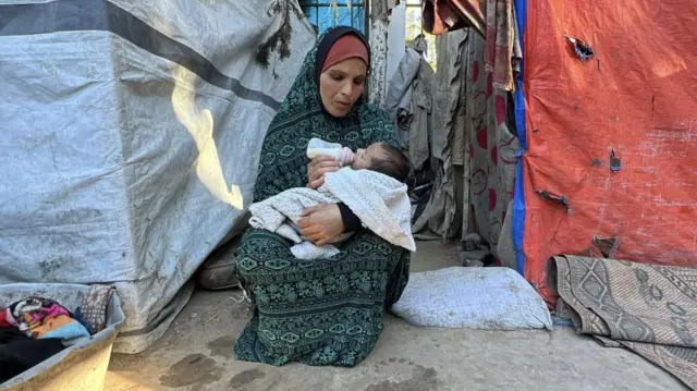 Madre de Qamar con otra de sus hijas