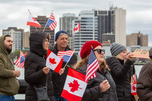 Una manifestación bajo el lema 'Uniendo Nuestra Amistad' en las orillas del río Detroit rechaza lo que describe como una actitud anti-Canadá de la Administración Trump. Una manifestación similar tuvo lugar al otro lado del río en Windsor, Ontario, y en otros cruces fronterizos en Michigan y Ontario. (Foto de: Jim West/UCG/Universal Images Group a través de Getty Images)