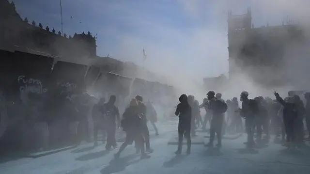 Manifestantes intentan derribar una valla durante una manifestación contra el gobierno de la presidenta de México, Claudia Sheinbaum, en la Plaza del Zócalo.
