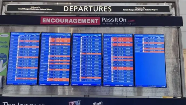 En la pantalla de salidas del aeropuerto Washington Reagan se acumulan las alertas rojas de cancelación.