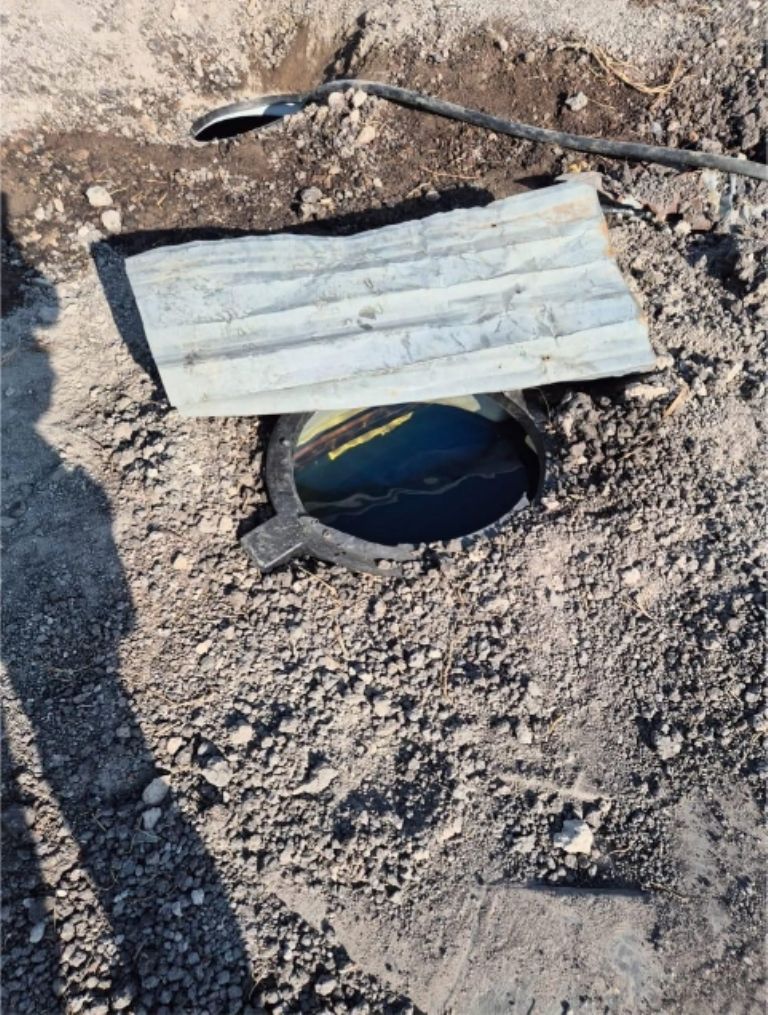 El fuerte olor a combustible alertó a la policía