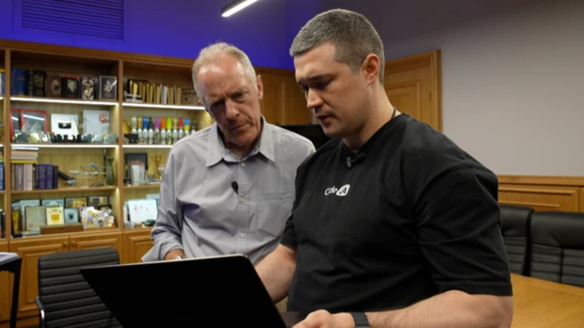 Federov y Adams miran un computador portátil