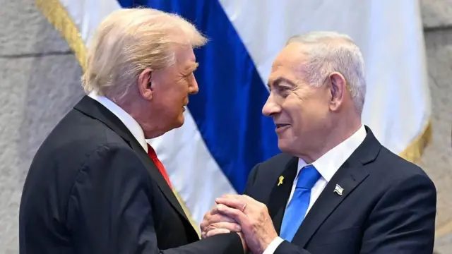 El presidente de Estados Unidos, Donald Trump, es abrazado por el primer ministro israelí, Benjamin Netanyahu, en la Knesset de Israel.