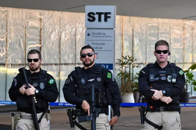 Policías fuertemente armados frente a la sede del Supremo Tribunal de Justicia brasileño donde se desarrolla el juicio a Bolsonaro