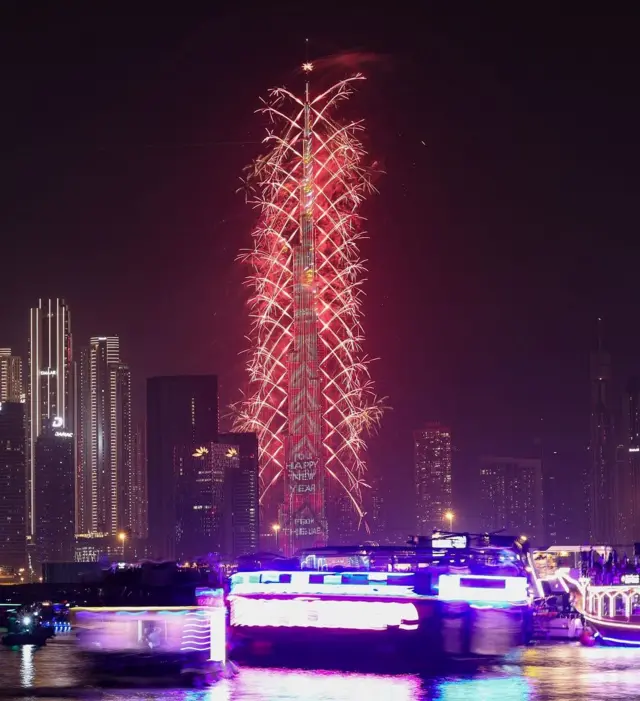 Los fuegos artificiales iluminan el cielo desde el Burj Khalifa, el edificio más alto del mundo