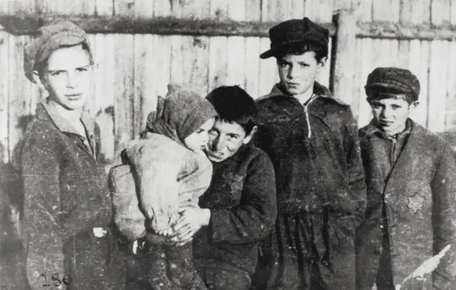 Niños en el gueto judío de Varsovia en 1940