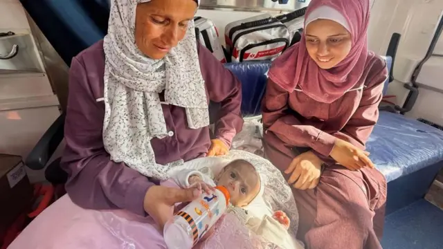 Siwar con su abuela y su madre.