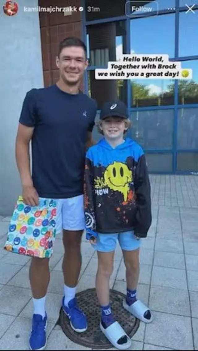 Majchrzak junto a un niño