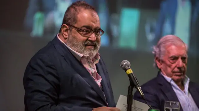 Jorge Lanata y Mario Vargas LLosa en 2018, en la Feria Internacional del Libro de Buenos Aires.