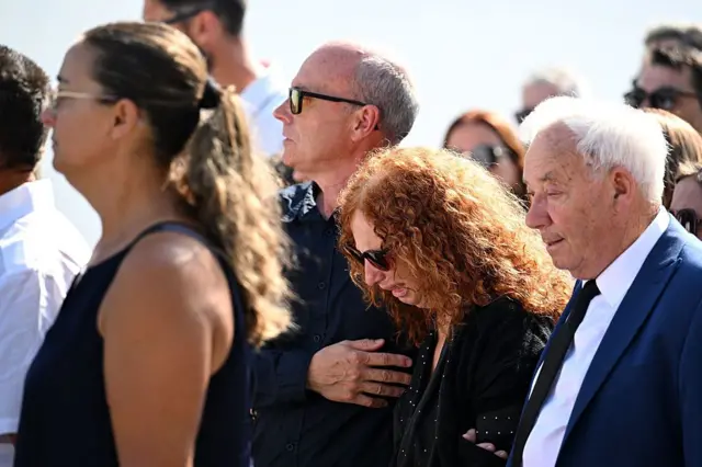 Isabel Silva, madre de Diogo Jota y André Silva, llorando mientras su esposo Joaquim la consuela