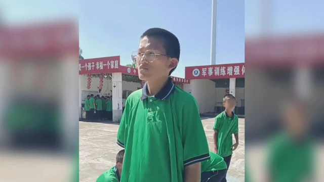 Una imagen extraída de un video enviado a los padres de Enxu, tomada en un área de concreto abierta dentro de la escuela Shengbo.