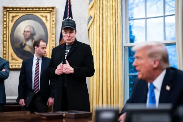 Donald Trump y Elon Musk dentro de la oficina oval en EE.UU. 