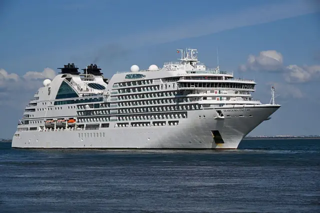 Un crucero de lujo, propiedad de Seabourn Cruise Line, navega por el río Tajo el 10 de mayo de 2025 en Lisboa, Portugal.