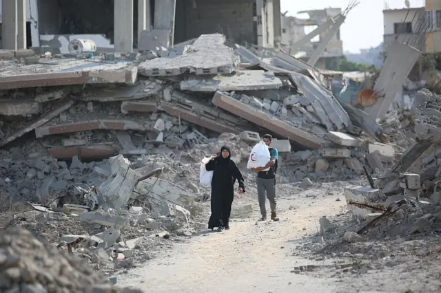 Palestinos buscan entre los escombros de sus casas devastadas alguna pertenencia que aún pueda usarse después del ataque aéreo israelí que tuvo como objetivo varias viviendas.