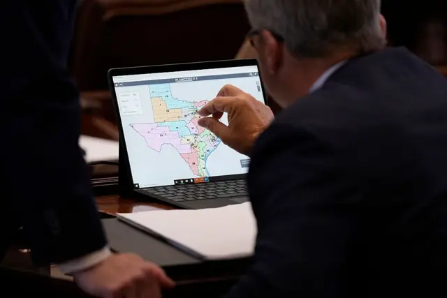 Los legisladores estatales de Texas observan los mapas de redistribución congressional durante el debate de un plan de redistribución congressional en el Capitolio en Austin, miércoles, 20 de agosto de 2025. (Jay Janner/The Austin American-Statesman a través de Getty Images)
