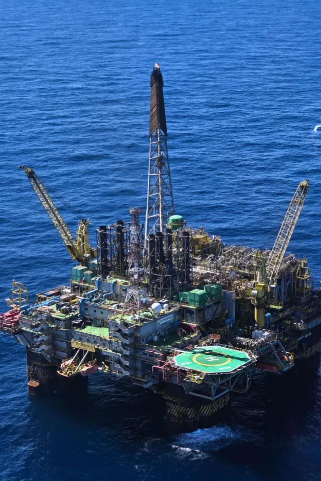 Plataforma P-51 de la petrolera brasileña Petrobras en el campo Marlim Sul, frente a la costa norte del Estado de Río de Janeiro, Brasil.